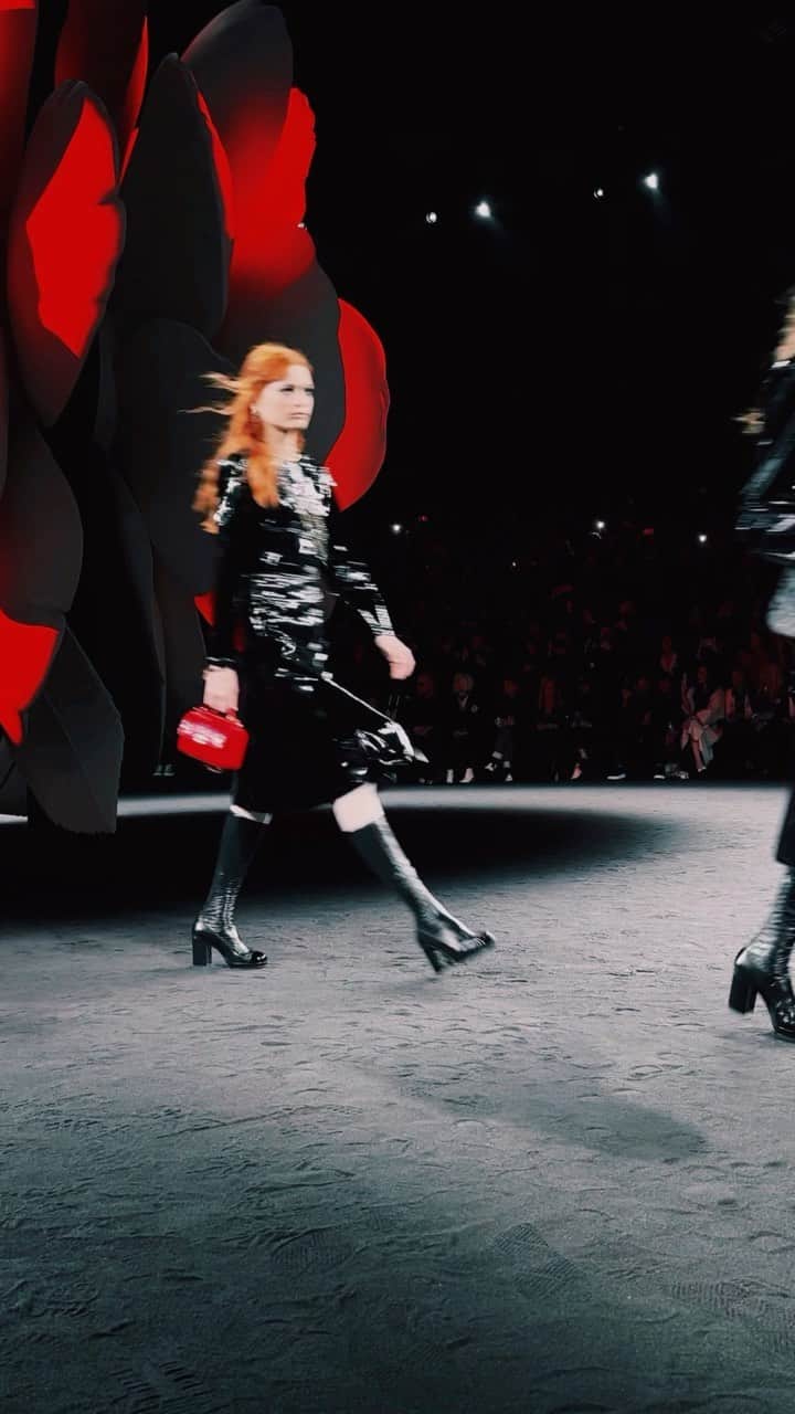 カロリーヌ・ド・メグレのインスタグラム：「The leather looks 💘 #ChanelFallWinter」