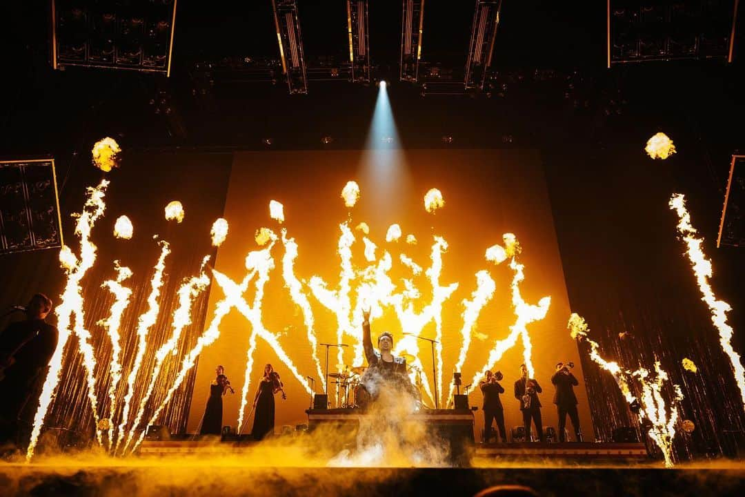 Panic! At The Discoさんのインスタグラム写真 - (Panic! At The DiscoInstagram)「London, you'll always have a special place in our hearts. Now it's time to turn up the crazy one last time together 🎉🍾 See you soon. #VivaLasVengeanceTour」3月8日 1時49分 - panicatthedisco