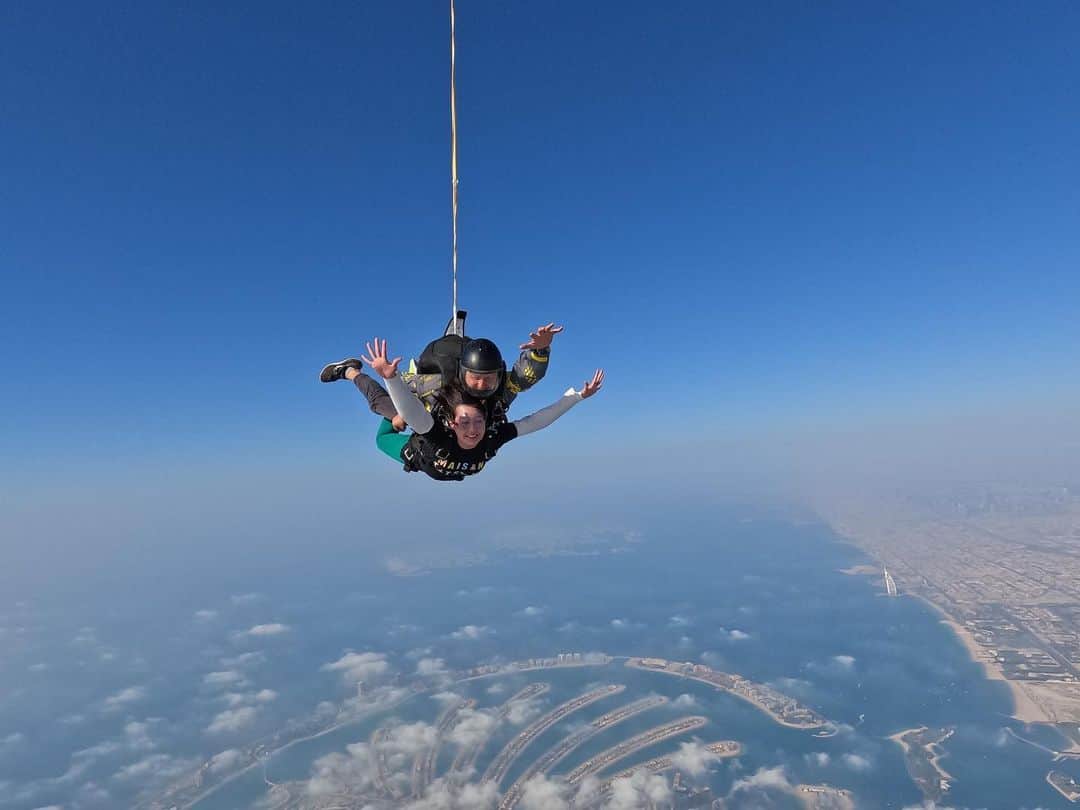 関口愛美さんのインスタグラム写真 - (関口愛美Instagram)「個人的にはジェットコースターより怖く無く、とても気持ちよかったです!! プロが丁寧に誘導してくれて、心の準備とか関係無く時が来たら空に放り出されるという感じなので逆にそれが良いのかも🪂  このような貴重な体験が安全に出来る事に感謝でした…🙏🏻✨  #skydiving #スカイダイビング #skydivedubai #dubai #palmjumeirah #skydive」3月8日 2時13分 - sekiguchiaimi