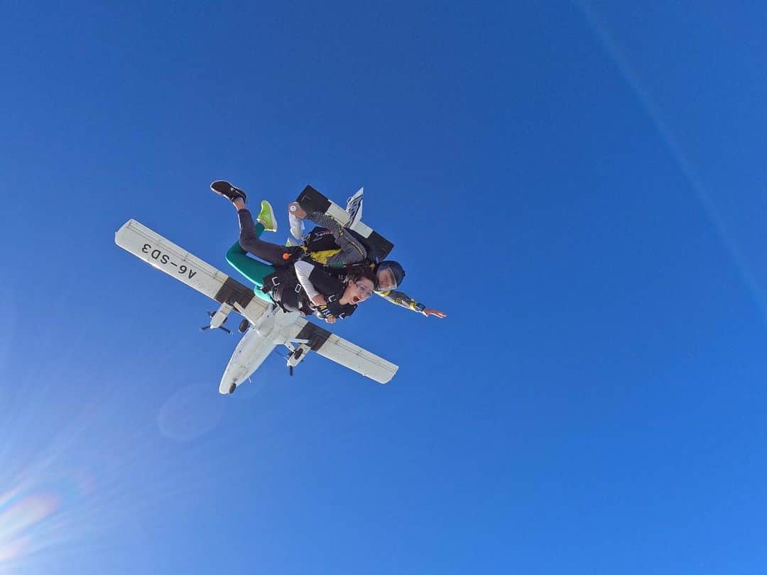 関口愛美さんのインスタグラム写真 - (関口愛美Instagram)「個人的にはジェットコースターより怖く無く、とても気持ちよかったです!! プロが丁寧に誘導してくれて、心の準備とか関係無く時が来たら空に放り出されるという感じなので逆にそれが良いのかも🪂  このような貴重な体験が安全に出来る事に感謝でした…🙏🏻✨  #skydiving #スカイダイビング #skydivedubai #dubai #palmjumeirah #skydive」3月8日 2時13分 - sekiguchiaimi