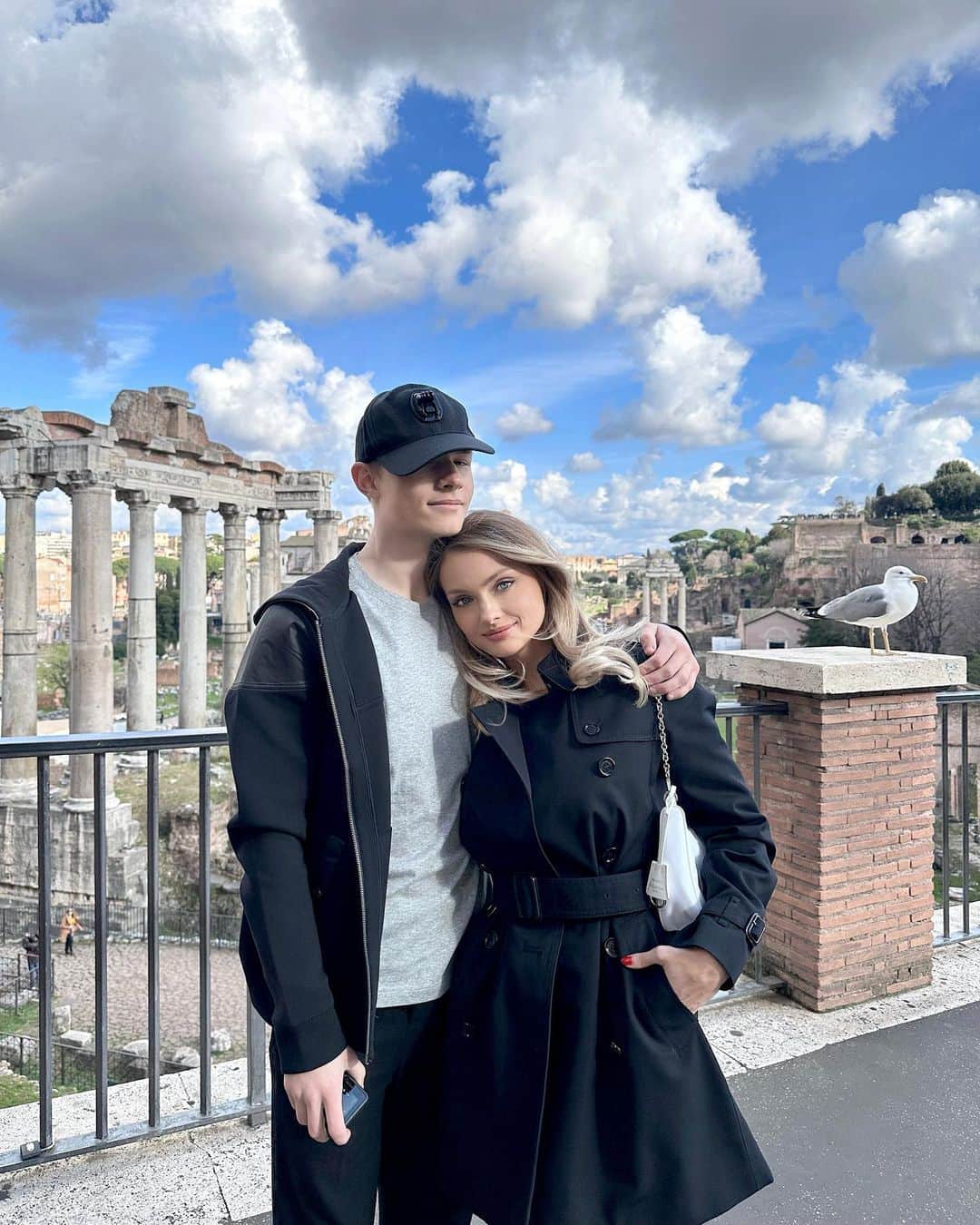 エカテリーナ・コバのインスタグラム：「Наши Римские каникулы ❤️🇮🇹  Программа максимум на 4 дня - как мы их провели :  ✔️ Посвятили день прогулке по Риму и его основным достопримечательностям ✔️Посетили Колизей и Римский Форум ✔️Съездили в Ватикан и посетили Собор Святого Петра   А затем отправились в путешествие на поезде во Флоренцию 😻」