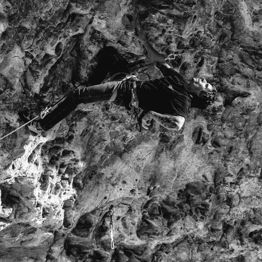 ジョー・キンダーのインスタグラム：「Low key freaking out as I’m missing the cliff these days. But training is the only way to meet the next levels so I’ll stay the course. ONWARD!!!! Sick photo from @johnkasaian」
