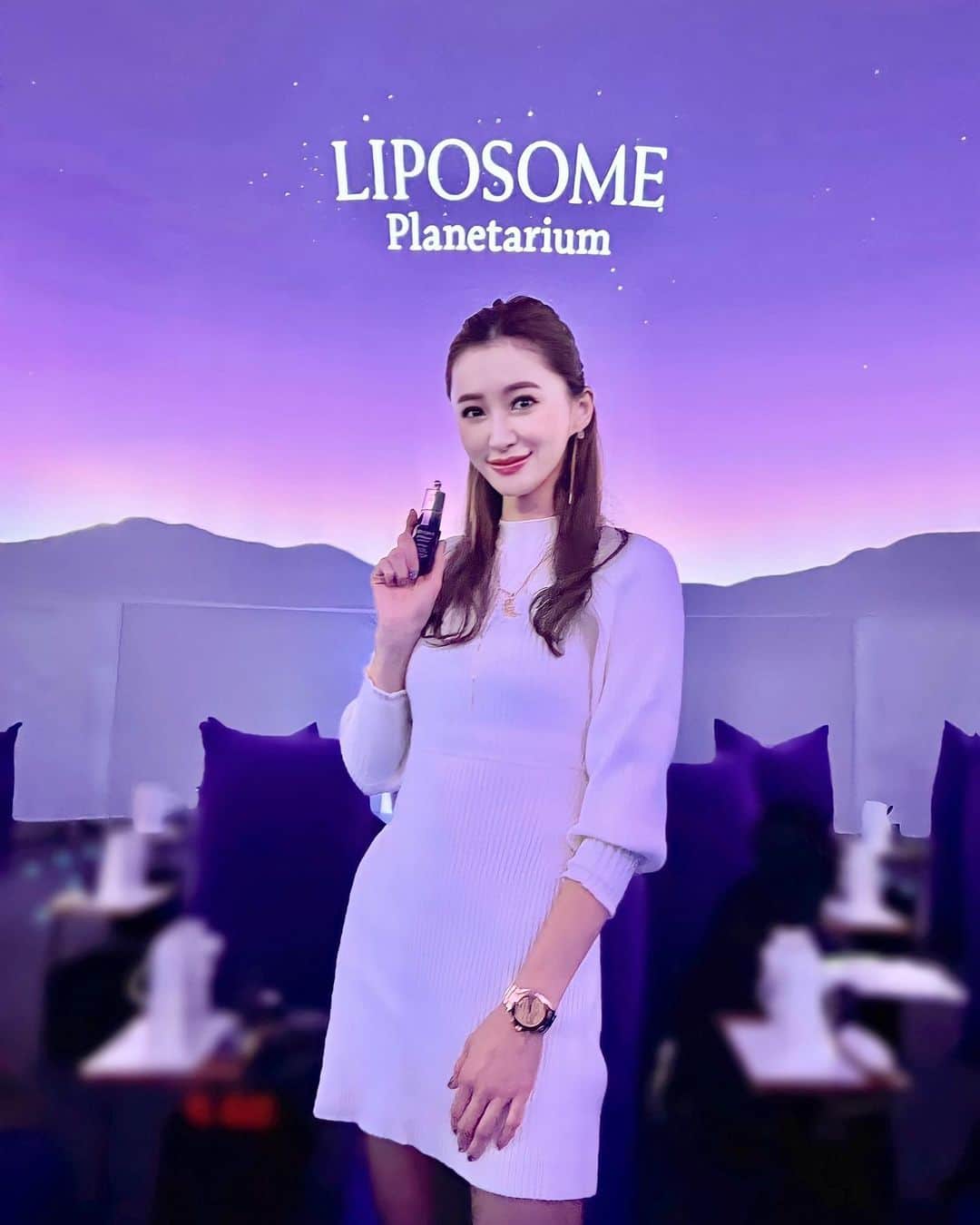 平山美春のインスタグラム：「先日、プラネタリウムで実施されたコスメデコルテさんの新作アイセラムの発表会にお邪魔してきました✨  約40年もリポソームの研究をしてきたコスメデコルテさんが、目元用美容液「リポソーム アドバンスト リペアアイセラム」を新たに発売される事に😊  美容成分配合の「多重層バイオリポソーム」と新たなカプセルテクノロジーでもある「ナノバイセル」に肌にもともと存在するバリア成分であるヒト型セラミドを閉じ込め、何と1滴に1.6兆個*ものカプセルが配合されてて、肌の深いところまで浸透する構造に✨  実際使ってみると、目元がふっくらしてハリが出た感じ！ 一度塗ると24時間効果が続くらしく、めんどくさがりな私も安心感が✨  目元は疲れや年齢が出やすいし、 顔全体の印象にもなるからしっかりケアできるのは嬉しいな😊  3月16日に発売されるので、ぜひ使ってみてくださいね✨  *1滴0.1mLとして算出(概算値)  @cosmedecortejp   #コスメデコルテ #リポソームアイセラム #リポソームアドバンストリペアアイセラム #エイジングケア　#アイケア #24時間 #decorte_pr」