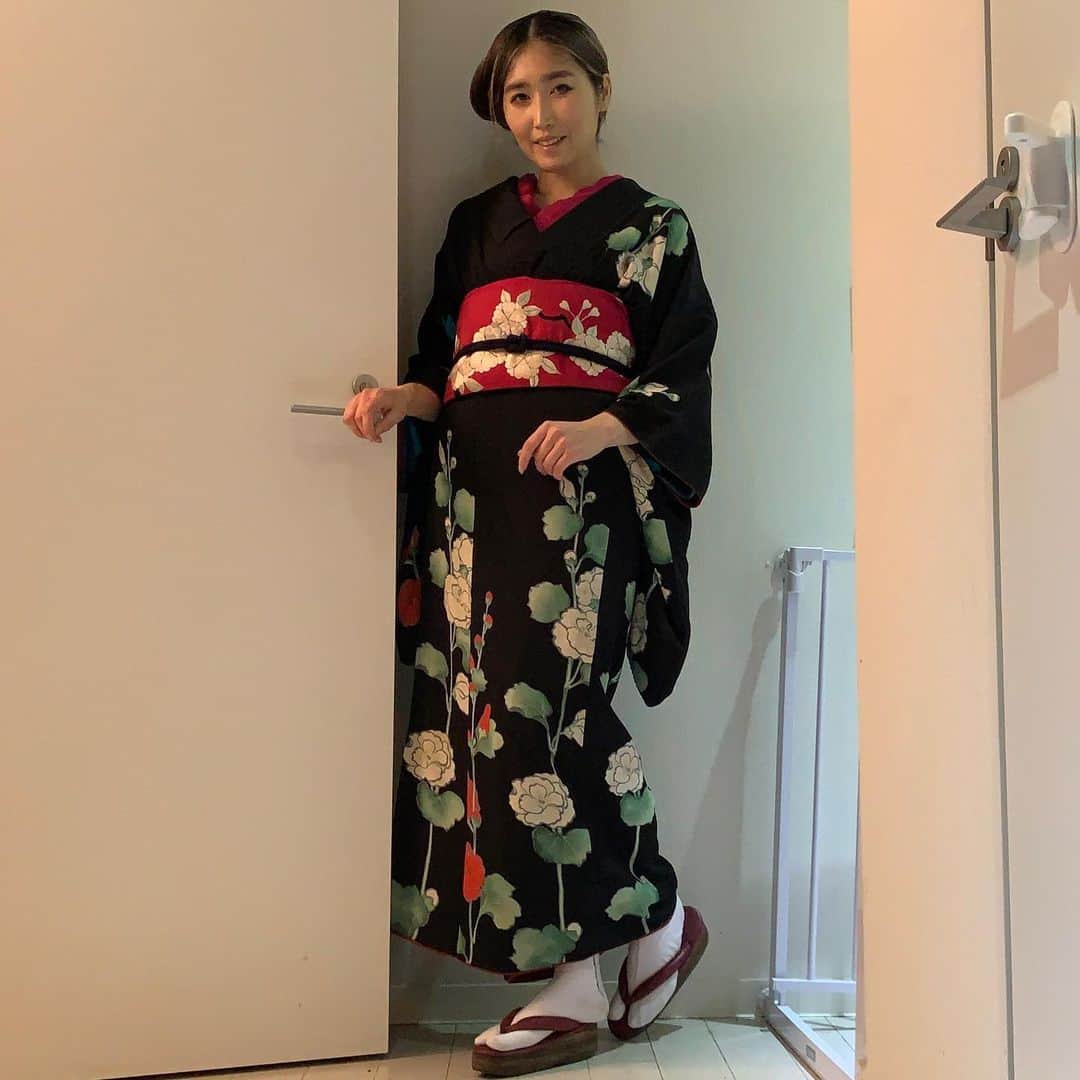 峰なゆかさんのインスタグラム写真 - (峰なゆかInstagram)「タチアオイの着物に鈴と八重桜の帯で新宿伊勢丹に着物を買いにお出かけ〜！！！ #アンティーク着物　#着物　#着物コーディネート　#着物コーデ　#今日の着物　#kimono #ootd」3月8日 13時54分 - minenayuka