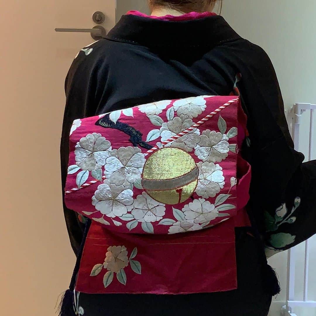 峰なゆかさんのインスタグラム写真 - (峰なゆかInstagram)「タチアオイの着物に鈴と八重桜の帯で新宿伊勢丹に着物を買いにお出かけ〜！！！ #アンティーク着物　#着物　#着物コーディネート　#着物コーデ　#今日の着物　#kimono #ootd」3月8日 13時54分 - minenayuka