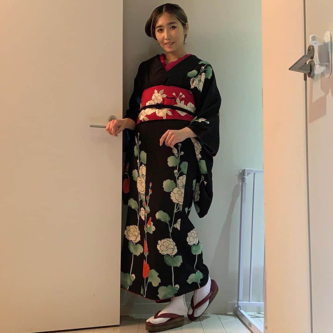 のインスタグラム：「タチアオイの着物に鈴と八重桜の帯で新宿伊勢丹に着物を買いにお出かけ〜！！！ #アンティーク着物　#着物　#着物コーディネート　#着物コーデ　#今日の着物　#kimono #ootd」