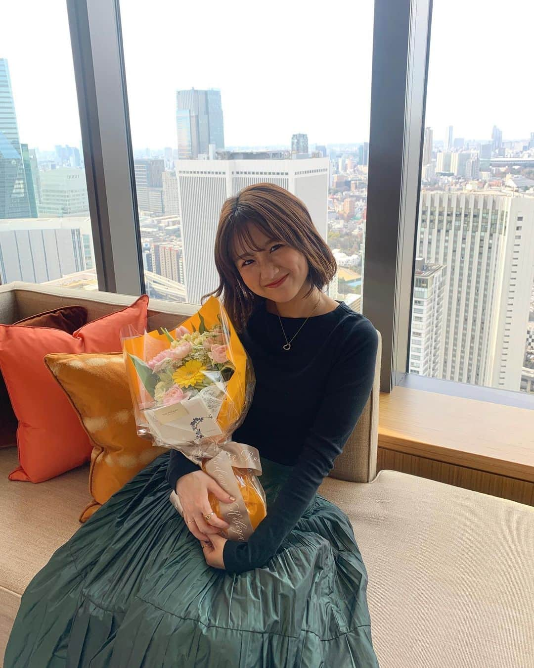 櫻井紗季さんのインスタグラム写真 - (櫻井紗季Instagram)「26歳になりました🎂 20代折り返しました〜〜🏎  写真は、母とお祝いホカンスした時の♡ 最近ホカンスの楽しさに気づいてしまいました。 ⁡ 大人っぽく見られたい、せめて年相応に、、 と見られることなく26歳！ 未だ10代に見られてしまうのはおかしな話です。 ⁡ 「20歳過ぎたら頬こけてくるよ」と 言われてきたけれど、全く痩けてはくれず まだプニプニ絶好調🤣 ⁡ ⁡ 今年も、何事にも誠実に。 そして落ち着きすぎず、少女心を忘れずに♡ また一年を大切に過ごしていきたいです！ ⁡ 応援してくださる皆様 関わってくださる皆様 いつも本当に有難うございます。 ⁡ お祝いの言葉を届けてくれた皆さん 心からありがとう。 ⁡ そして 世の女性の皆さん、いつもお疲れ様です💐 ⁡ これからも よろしくお願いいたします！ ⁡ #女性の生き方を考える日 #ミモザの日 #国際女性デー #internationalwomansday #happywomansday  #0308 #birthday #love  #誕生日 #櫻井紗季 #ホカンス #ホテルステイ」3月8日 12時29分 - saki_sakurai_official