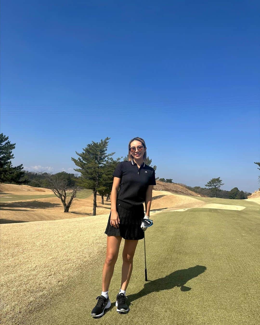 平野杏梨のインスタグラム：「ZG23を履いて横浜カントリークラブでラウンド⛳️🌼こんな素敵なコースを回れるなんてadidas golfさんならではすぎる。いつも本当にありがとうございます。💗  18H歩き、慣れてないから不安だったけどZG23のおかげでそこまで疲れてない🥺❣️  ウェアはタイ🇹🇭に行った時、渋野日向子ちゃんが着ててちょー可愛い！って思ってたセットアップ真似っこしました🤍  なにより天気も良くて半袖で回れるなんて本当に最高❤️‍🔥個人的にはゴルフの調子も良くて、よりゴルフが好きになったラウンドでした❤️   @adidasgolf  @adidastokyo   3月たくさんゴルフ行きたい🥺🌼お友達の皆様、お誘いお待ちしております！！笑」