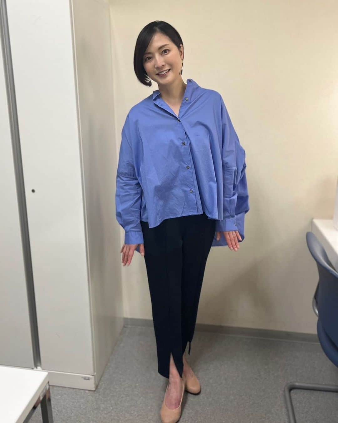 八木沼純子のインスタグラム：「楽屋にて。  今回の衣装、お世話になりました。 有難うございました😌  ブラウス @mizuiroind_official  パンツ @elura_official  ・ ・ ・ #スタジオで撮れなかったー #衣装  #有難うございました  #色合いがフィギュアっぽいと #この日は全員アイスリンクっぽい #今日の一枚  #todaysoutfit #blue  #mizuiroind #elura」