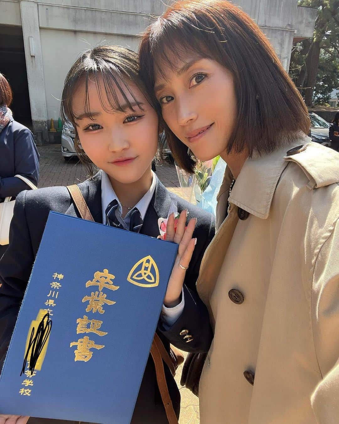 NANAさんのインスタグラム写真 - (NANAInstagram)「2023.03.08 卒業式🎓🌸  無事に今日を迎える事ができました☺️  あっという間の3年間。色んなバイトもして本当に成長したね😊コロナ禍で行事も沢山なくなり入学してすぐリモート授業。歯がゆかった😔  そんな中本当によく頑張って来たと思う。学校に行きたくない日も沢山あったよね。母さんガンガン休ませてたよ😅  プライベートを充実させる事よりガンガン仕事してキャリアを積みたいと言うせな😊母さん頼もしいわ🤝  これからもせなの成長を見守りたいと思います☺️Instagramで子供たちの成長を見守ってきてくれたフォロワーさん達✨本当にありがとうございます🙏  こんな私でも何とか2人の娘をここまで育てる事が出来ました😅｢あなたみたいなお母さんになりたくない｣とか言われながら🤣｢ななさんみたいなお母さんになりたい｣って言って下さる方の言葉だけをパワーに変えて⭐️なんとかやってこれました😆  生きていればいい事も悪い事も沢山あるけど時間がたてば全て良い思い出😊  せな、卒業おめでとう🌸最高に自慢の娘だぜ👍  #lifestyle#娘の卒業式#卒業式#母娘#親子#シングルマザー#子育て#備忘録 #高校卒業#おめでとう」3月8日 12時36分 - nana1977hs