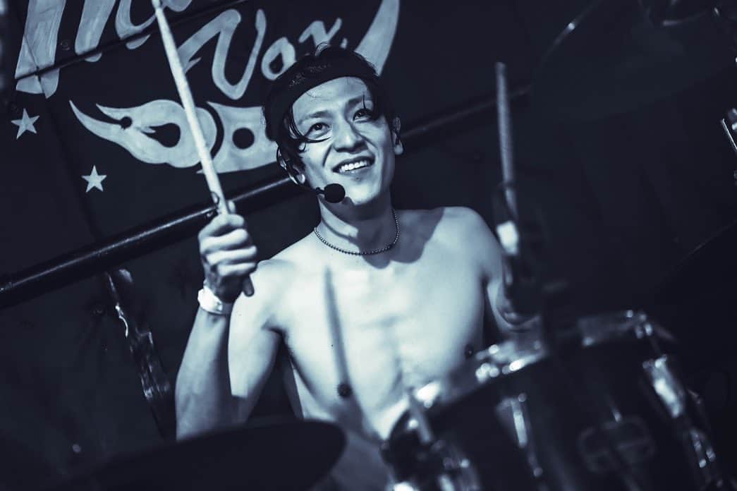 Bunta さんのインスタグラム写真 - (Bunta Instagram)「HACHIDORI  灼熱ライブ🔥🔥🔥  📸 @masaty_x   #hachidori #drum #drummer  #drumlife」3月8日 12時45分 - buntatf