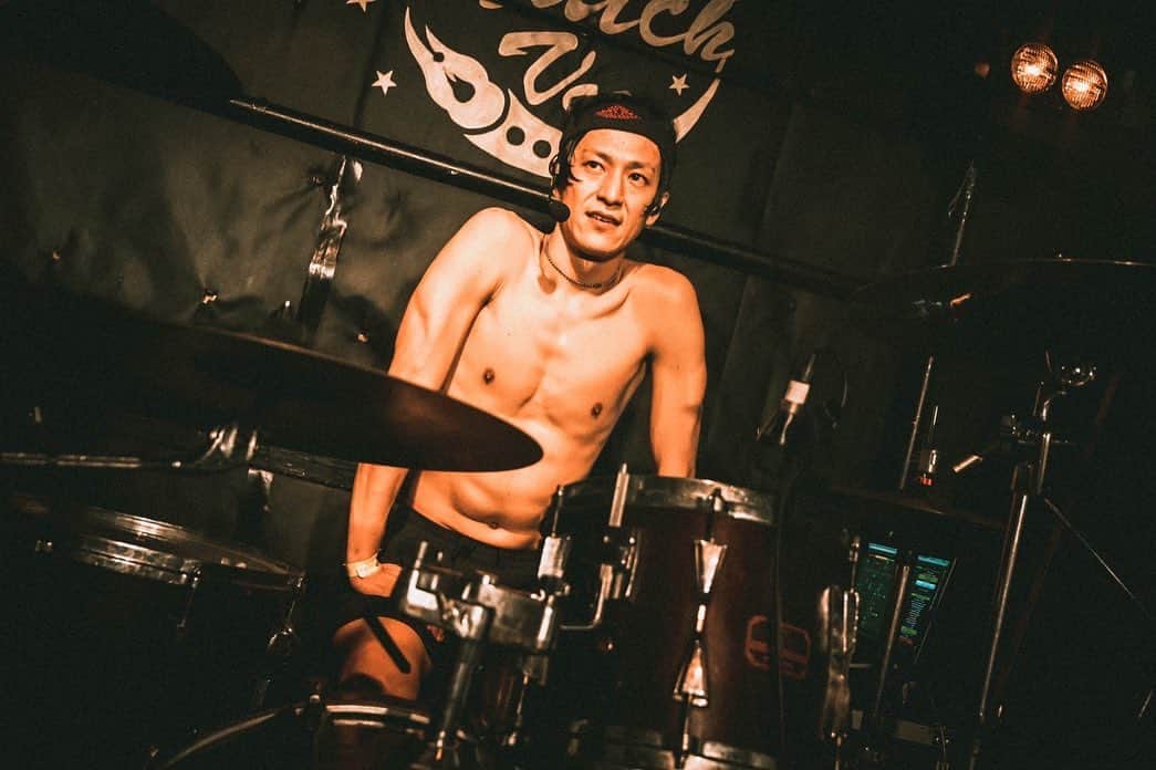 Bunta さんのインスタグラム写真 - (Bunta Instagram)「HACHIDORI  灼熱ライブ🔥🔥🔥  📸 @masaty_x   #hachidori #drum #drummer  #drumlife」3月8日 12時45分 - buntatf