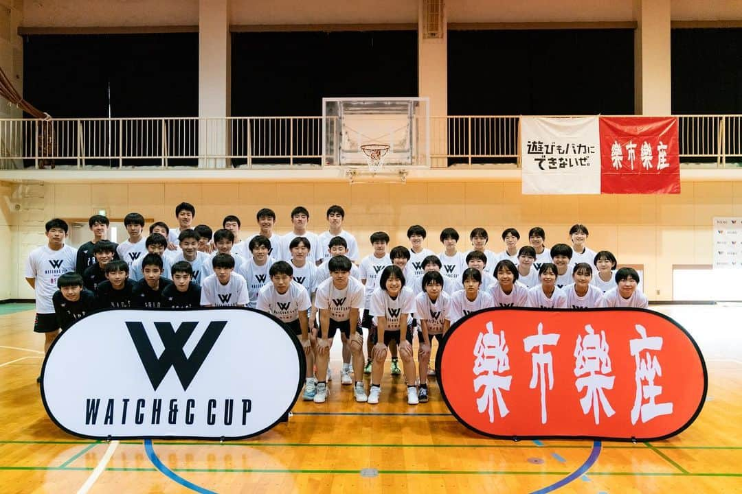 青木康平さんのインスタグラム写真 - (青木康平Instagram)「WATCH&C CUP vol.1が無事に終わりました。 本当に多くのスポンサー様にサポートして頂き、参加チームの方々にも多くのプレゼントを配る事が出来ました！ 当日はうちの保護者の方々には本当に多くのサポートをして頂きました。 本当に感謝しています！  WATCH&Cのクラブチームは女子は3位、男子は予選敗退になりました。 男女共にリベンジマッチをしたい大会ではありましたが、女子は楽縁さんに負けてしまいリベンジを果たせず、 男子はリベンジマッチも出来ず、、、泣 本当に悔しい結果で、自分のコーチとしての実力の無さが露呈した結果になりました。 ただこの敗戦から多くの学びがあり、僕もそうですが、子供達にもこの結果を次に繋げて欲しいと話をしました。  今回は改めてチームを1つに、同じ方向に進む事のアプローチの難しさを痛感しました。 この事はまたnoteにでも書きたいと思います。  今回のCUP戦は凛太郎さんや深見さんに相談した所から色々と大きく動き出し、秋葉さん、TACHIKARA🏀のワタル君にもめちゃくちゃサポートを貰えました🙇‍♂️  深見さんもカメラマンで来て頂き、DJ MIKOも来てくれて、とても贅沢で本当に有り難い限りでした‼️ 深見さんは本当にプロフェッショナルな方だと改めて感じた事と、本当に体力が鬼👹 凄すぎました💦  自分の大学の同期のヤスも福岡まで来てくれて、このカップ戦の為に色々と動いてくれました！ そのお陰でスポンサー集めや、KBCのTVで取材をしてもらい、TVで放送してもらいました‼️ 大学の同期のノブは前日に会場設営を手伝ってくれました！  今回MCにU-LAWに喋って貰いたかったんですが、スケジュールを僕が把握してなくて💦💦  今後は、U-LAWやヨウヘイなどのスケジュールも確認した中で次の大会には彼らも絡めてやりたいと考えています‼️  WATCH&Cだけではなく、#福岡一丸#福岡Unityで活動していきたいと思っています‼️  今回のCUP戦の会場として早良高校には本当に多大なるサポートをして頂きました。 ここまで高校側にサポートをして頂けたからこそ、 この大会が実現出来ました。本当にありがとうございました‼️  最後に、スポンサー様、参加チームの皆様、全てのチームのコーチ、スタッフ、保護者の皆様、この大会に関わって頂いた全ての方々、に感謝申し上げます🙇‍♂️ 本当にありがとうございました‼️ #watchandc#watchandcacademy#watchandcprides#watchandcpridesgirls#watchandccup#fukuokaunity#早良高校#big感謝」3月8日 12時56分 - cohey11