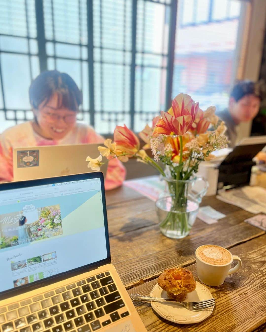 村上萌のインスタグラム：「チューリップ、チャイラテ、金柑マフィン🌷対面に職人たちがいる #春の目線」