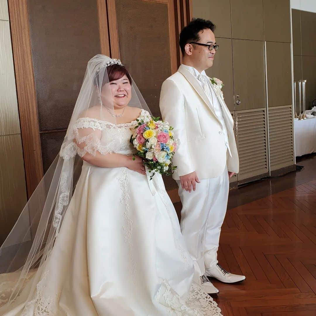 八つ橋てまりさんのインスタグラム写真 - (八つ橋てまりInstagram)「💒✨  あざまの結婚式に行ってきました✨  もう最初から号泣号泣  そして、素敵な旦那様で一安心❤  わたしまで、幸せのおすそ分けをしてもらいました💐✨  あざまー❤ ありがとうね😄  あややにも会えて嬉しかった❤  #鎌倉プリンスホテル #結婚式 #wedding #チャペル #チャペル挙式  #ブーケトス #鎌倉」3月8日 13時00分 - temari.odebu