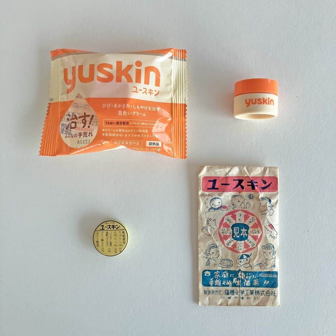 ユースキン製薬さんのインスタグラム写真 - (ユースキン製薬Instagram)「【社長も驚き！1950年代のユースキンサンプル発見！？】  なんとユーザーさまが、およそ60年前のユースキンサンプルを寄贈してくださいました..！  レトロな紙袋の中から出てきたのは…缶のような素材のケースに入ったクリーム。 (まるで缶バッジの様です😳)  袋には「瑞穂化学工業株式会社」とありますが、 実はユースキン製薬創業時の社名です。  創業から約10年で現在の「ユースキン製薬株式会社」に社名を 変更していますので、 このサンプルは“限りなくユースキンの起源に等しい” 大変貴重なものなのです..！  ユースキンは昔から、サンプルを使用した「口コミ」 によって全国に広がっていった製品です。  その証とも言える、大昔のユースキンサンプルが こんなにきれいな状態で保管されていたことには驚きです..   2枚目以降は現在のユースキンサンプルと並べた写真📸 (ちなみに蓋があまりに固く、容器を開けることができませんでした.. 😂)  この度貴重なものをお譲りいただきました野人さま 本当にありがとうございました。  今回サンプルが見つかった経緯等、詳しいお話はブログを是非ご覧ください👀✨ 野人さんブログ▼ https://zurl.co/3Oj8 3/12続きもかいてくださいました▼ https://zenhankai.blog.fc2.com/blog-entry-3648.html https://zenhankai.blog.fc2.com/blog-entry-3649.html」3月8日 13時01分 - yuskin_jp