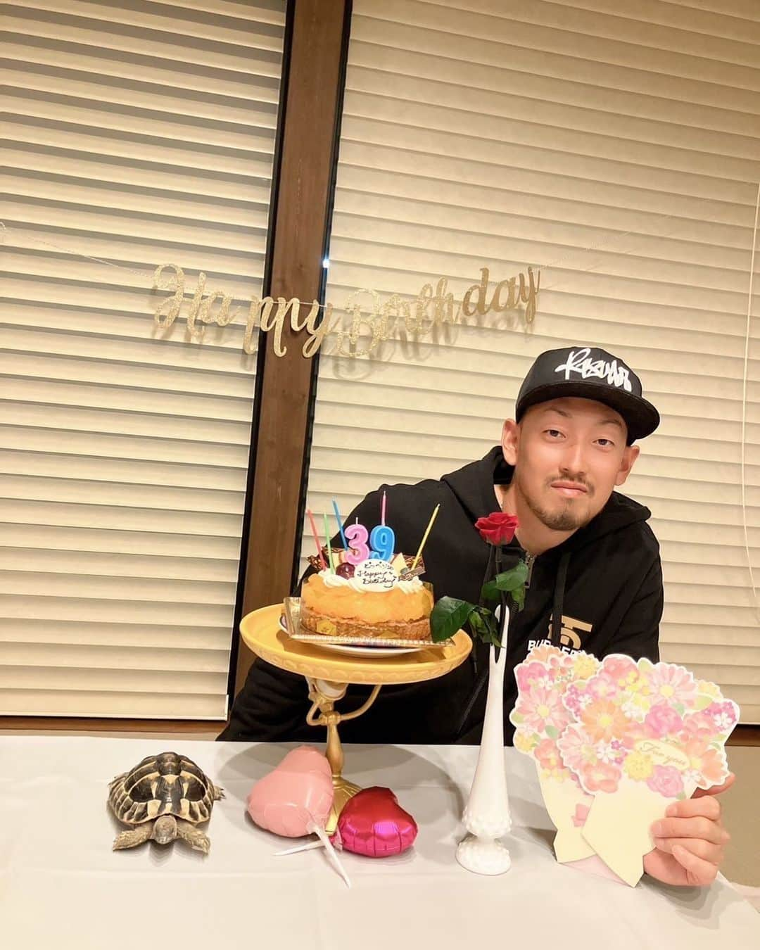 平野佳寿さんのインスタグラム写真 - (平野佳寿Instagram)「本日、39歳の誕生日を迎えました！お祝いのメッセージをくれた皆さん、ありがとうございます。今年も良い1年にできるように頑張ります！ そして、明日から東京でWBCがいよいよ開幕しますね！侍ジャパンの皆さん、優勝目指して頑張ってください🇯🇵応援してます！」3月8日 13時10分 - yoshihirano66