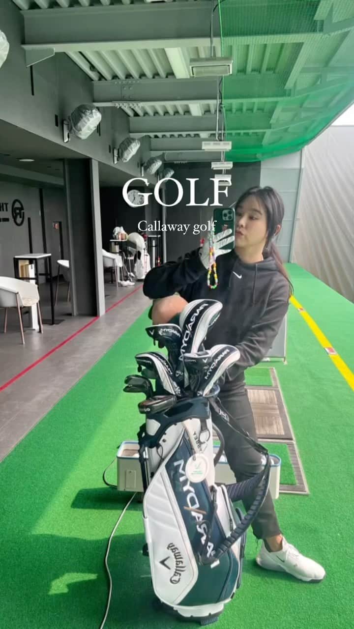 チョ・ユンジのインスタグラム：「_ My new golf bag🤍 오늘 날씨도 너무 좋고 공도 잘맞고 새로운 골프채로 연습할때가 젤 좋지롱🙈🫶🏻  @callawaygolf  @nike」