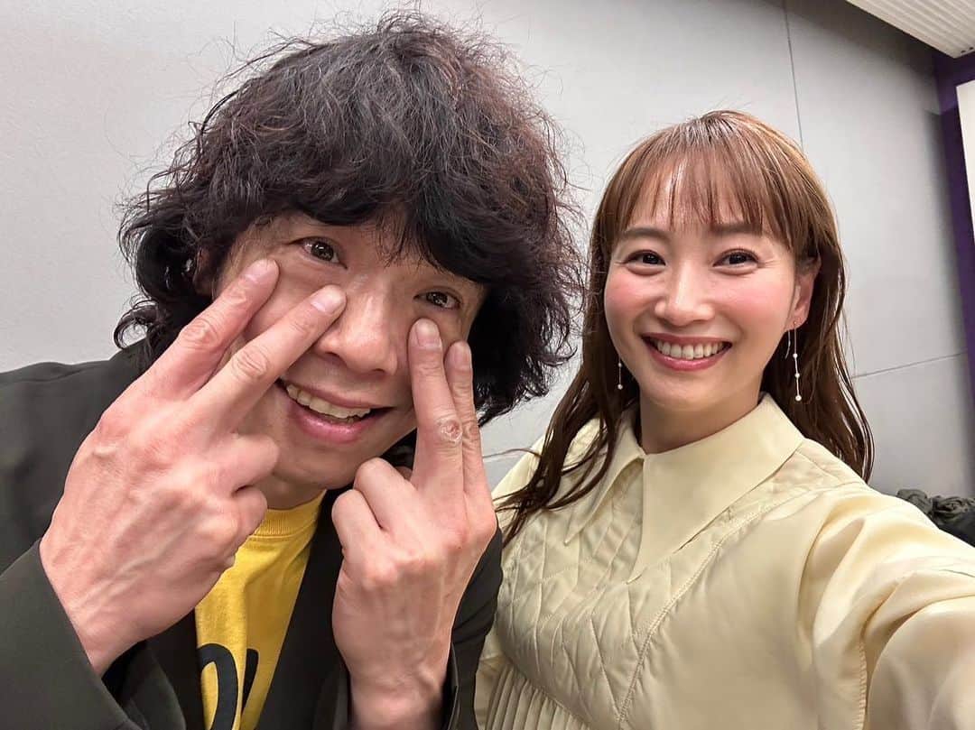 庄司智春のインスタグラム：「涙ピース（目の下ドゥルドゥル隠しピース）  夫婦でイベント参加させて頂きました。 大人の保健体育の授業の様で とても勉強になりました。  ストーリーズの方に YouTubeのリンク貼ってますので 是非見てください。  #ウィルコンシャスマルノウチ #Willconsciousmarunouchi  #働く女性健康スコア  #女性の健康課題  #私と向き合う時間 #まるのうち保健室 #国際女性デー #丸の内」