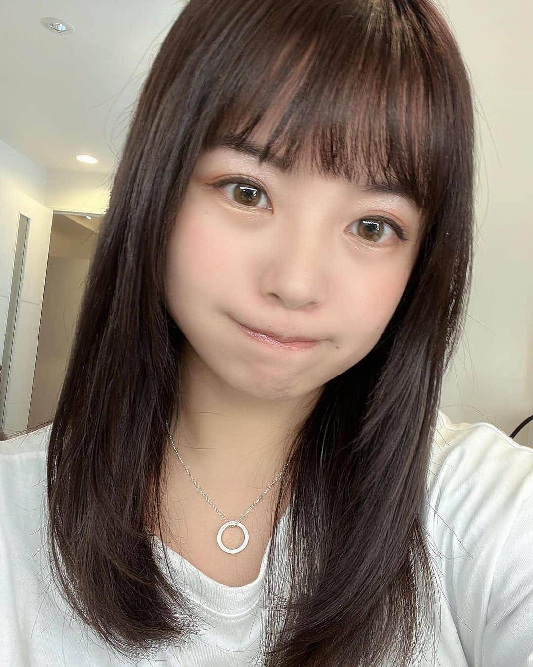 藤原亜紀乃のインスタグラム：「妹の結婚式前日は ハイフに行ってきました✨  顎周りがスラッとしたし なにより化粧のりがやばい♡♡  やばいやばい🥰🥰 ハイフは2週間後とかにだんだん 変化もみられるから 凄く楽しみです✨✨  @lovesz0526  @kin2les  さん🥰🥰ありがとうございます  次は自分の、、前撮りに向けて✨ 整えて行きたいなっ   #ハイフ  #4Dハイフ  #くすみ  #毛穴ケア   #美白」