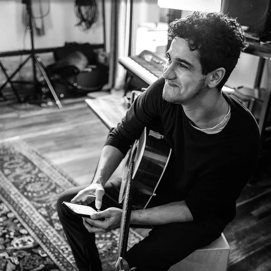 エリス・ガベルのインスタグラム：「Lyricising Lacuna - in studio ✍🏼 🎼 . . . #newmusic #elyesgabel #lacuna」