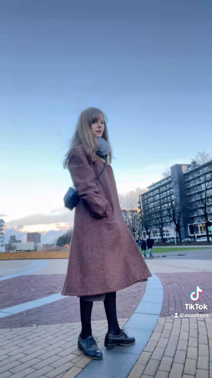 Ella Freyaのインスタグラム：「I thrifted this coat and it’s making me feel like a main character 🥹 このコートは古着で購入したのですが本当に好きです」