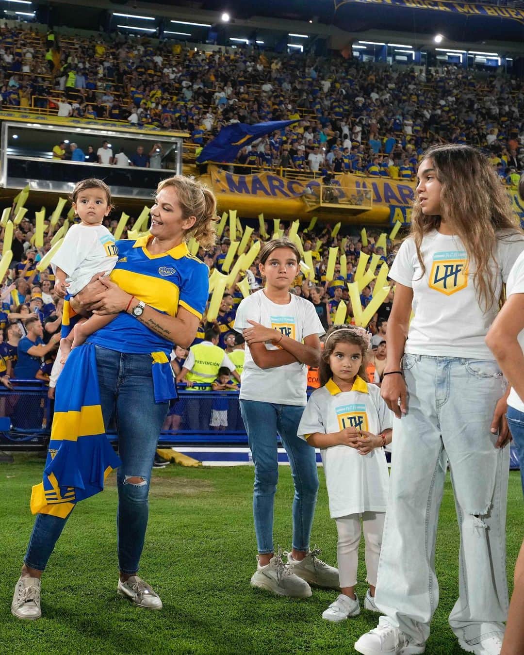 セルヒオ・ロメロのインスタグラム：「GRACIAS por la posibilidad de poder disfrutar este momento único con mis AMORES, las q se bancan todas, las buenas las malas las mas o menos!!! Feliz de poder disfrutar de una noche increíble con ustedes, Las Amo Locas y Loquito ♥️😍🫡!」