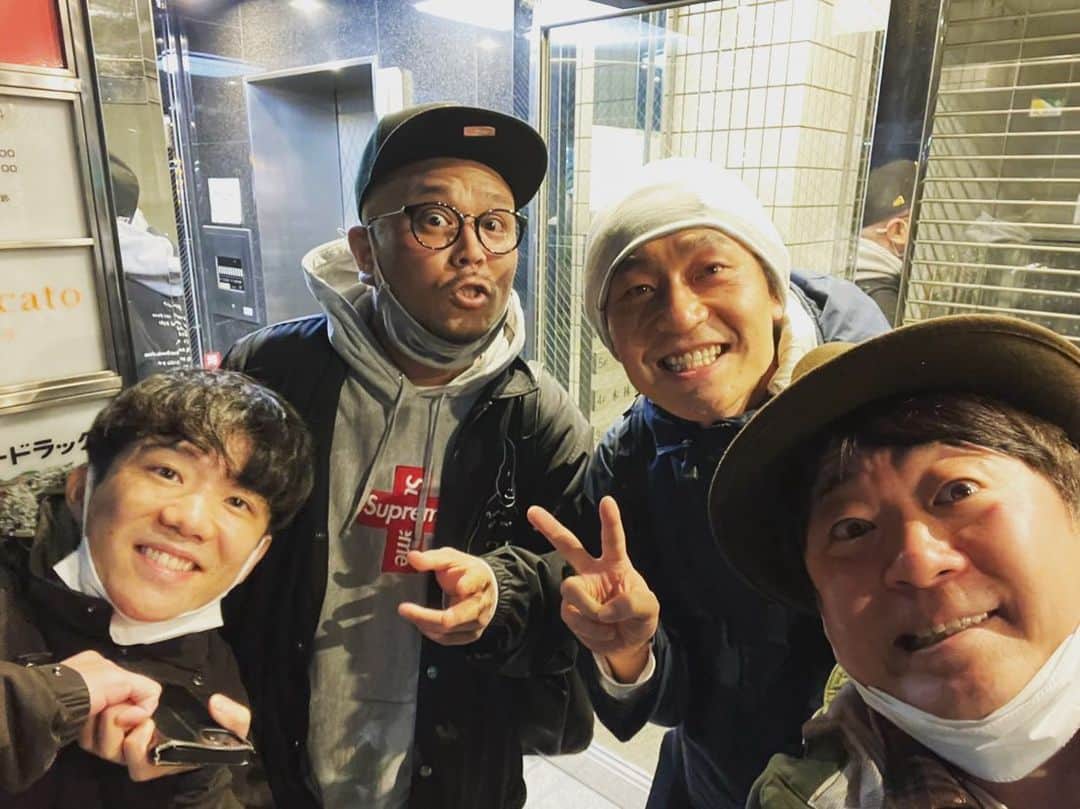 ジョー のインスタグラム：「ビックスモールンのゴンさんとグリ  そして元こんらんチョップであり  元グーとパーであり  元全力じじいであり  現TOKYOCOOLの  元上林さん、  現前すすむさんと飲みました！  みんなしっかりおじさん  だけど上林さんはキラッキラしてました。  そこにいたのはひょうきんなおじさんではなく、カッコいいおじさんでした。  自分もなんかがんばろって少しだけ思いました。  また飲みたい先輩達  あーたのし  2枚目の画像はグーとパーみたいな名前のWBC日本代表のヌートバー  #上林さんごちそうさまでした #ビックスモールン #ゴン #グリ #tokyocool  #前すすむ」