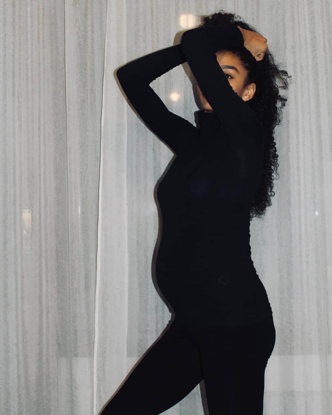 マリア・ベネディクタ・チグボルさんのインスタグラム写真 - (マリア・ベネディクタ・チグボルInstagram)「🖤  . .   #pregnancy #pregnant #bellybump #22weeks #23weeks #totalblack #sestomese #love #mumtobe」3月8日 6時11分 - benedictachigbolu
