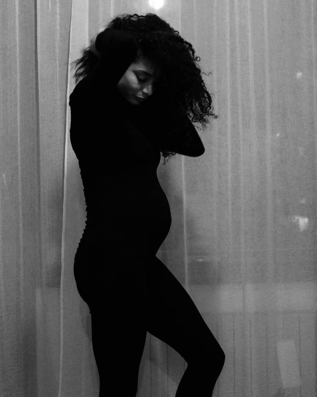 マリア・ベネディクタ・チグボルさんのインスタグラム写真 - (マリア・ベネディクタ・チグボルInstagram)「🖤  . .   #pregnancy #pregnant #bellybump #22weeks #23weeks #totalblack #sestomese #love #mumtobe」3月8日 6時11分 - benedictachigbolu