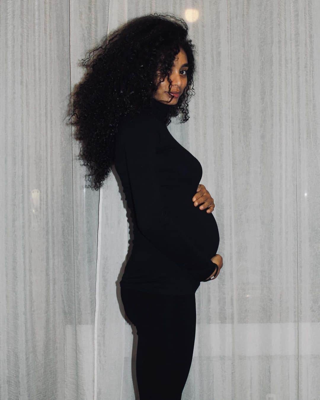 マリア・ベネディクタ・チグボルのインスタグラム：「🖤  . .   #pregnancy #pregnant #bellybump #22weeks #23weeks #totalblack #sestomese #love #mumtobe」