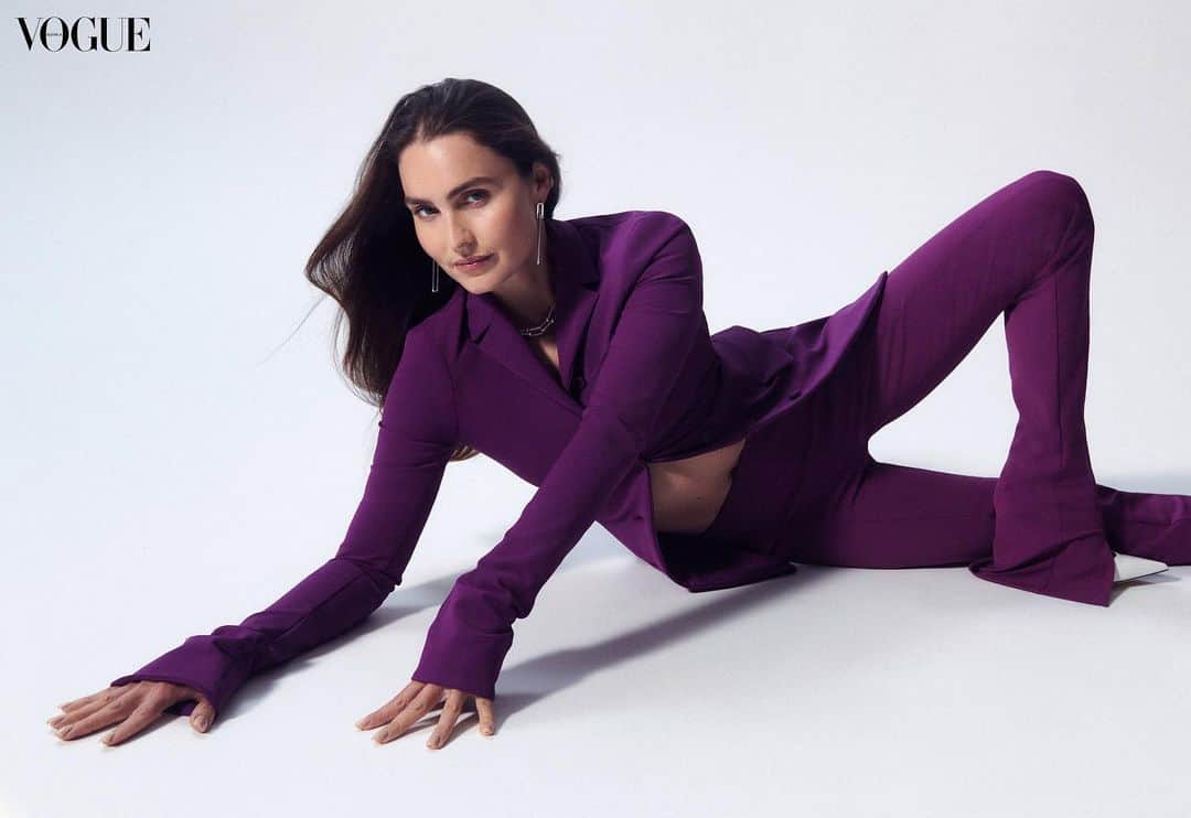 Kirsty Godsoのインスタグラム：「HI MUM I’M IN VOGUE 🥹🫶🏼⚡️ 4 page spread in this months @vogueaustralia ✨ thank you @christinecentenera for having me  to talk about my philosophy on training, the power of feeling well and introducing #VogueBody with KG coming soon ❤️‍🔥 get ready!  📸 @jamie_heath  Styling @miguelurbinatan Glam @_roryrice_ @nishavanberkelmakeup」