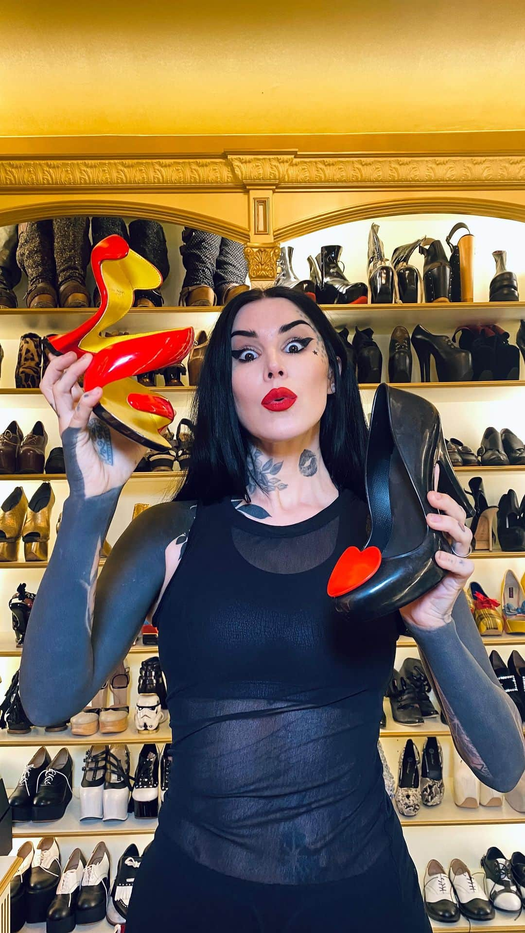 Kat Von Dのインスタグラム：「MARK YOUR CALENDARS!! 🙀 THIS SATURDAY AT NOON (PST)! I’m going to be Live auctioning over 130 pairs of shoes from my shoe closet!   I have WOMEN’S SIZES 7-10 🖤  Click the link in my bio to sign on to the WhatNot app for free if you wanna be able to bid on the day of the auction!   Most shoes are gonna be starting around $30, and will include tons of indie brands and avant garde designers as well as the big ones.   Can’t wait to go Live with you all and share a little piece of my closet with you! 🖤  *and special THANK YOU to the folks over at @whatnot for helping me do this for my fans! And no, I’m not getting payed by them for this, I just loved how interactive and user friendly it is compared to other auctioning platforms.   SEE YOU GUYS SATURDAY!! 🖤 Ps. Sorry my hair looks so crazy in this video. I’ve been hitting the gym hard angain, and that’s what happens to it when I do. 💁🏻‍♀️」