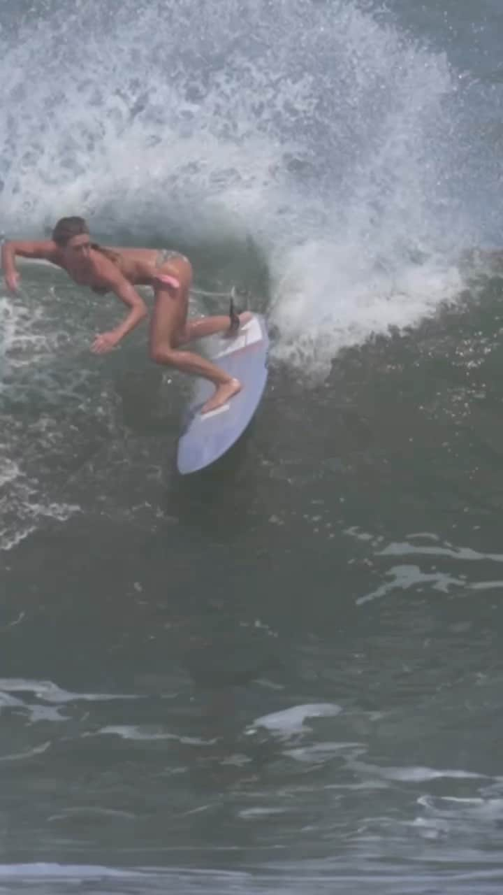 ニッキ・バン ダイクのインスタグラム：「💛🏄🏼‍♀️」