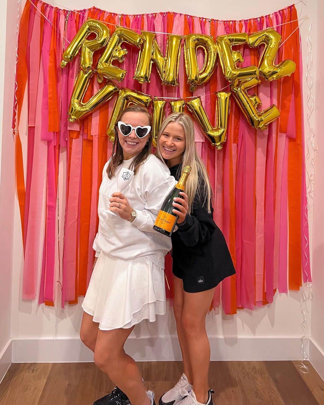 マディソン・コシャンのインスタグラム：「emily’s last rendez veuve🍾💍」