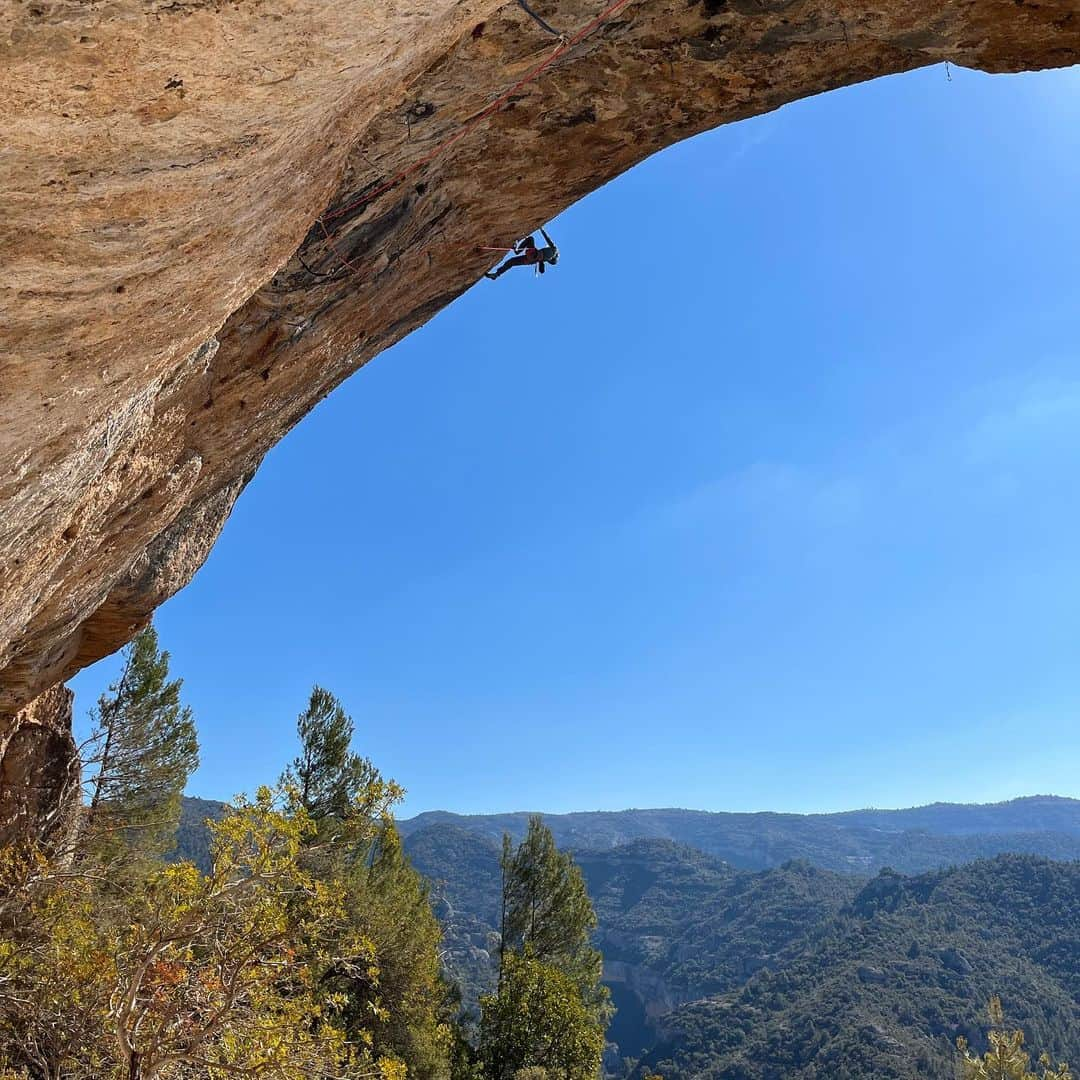 義村萌さんのインスタグラム写真 - (義村萌Instagram)「2023.02-03  Siurana,Margalef  Siurana Kale Borroka 8b+ 3days 5try L escamarlà 7c+ OS  Avance cangrejo 7c OS  Margalef  Rodillar 8a OS Transilvania 8a Second go Maligna 7c OS  例の如く写真はあまりないです。 もっと登りたい！  #climbing #siurana #margalef」3月8日 7時20分 - moe.yoshimura