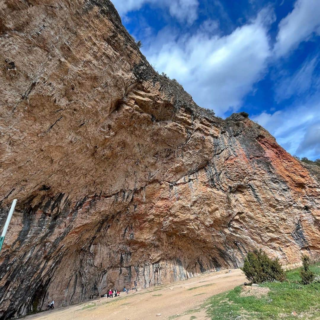 義村萌のインスタグラム：「2023.03.07  Santa Linya  ✅La Fabelita 8c  third go  My first time 8c!  目標のひとつができた！ どれだけ時間かけても回復を待って我慢してレストするのは、私にとって大事みたい。 カメラが倒れてて何分かけたかわかんないけど、かなりレストしながらゆっくり進んだ気がする。笑  2トライ目すっぽ抜けさえしなけりゃ登れたんじゃないか…って気がして悔しい。  #climbing #santalinya #spain」