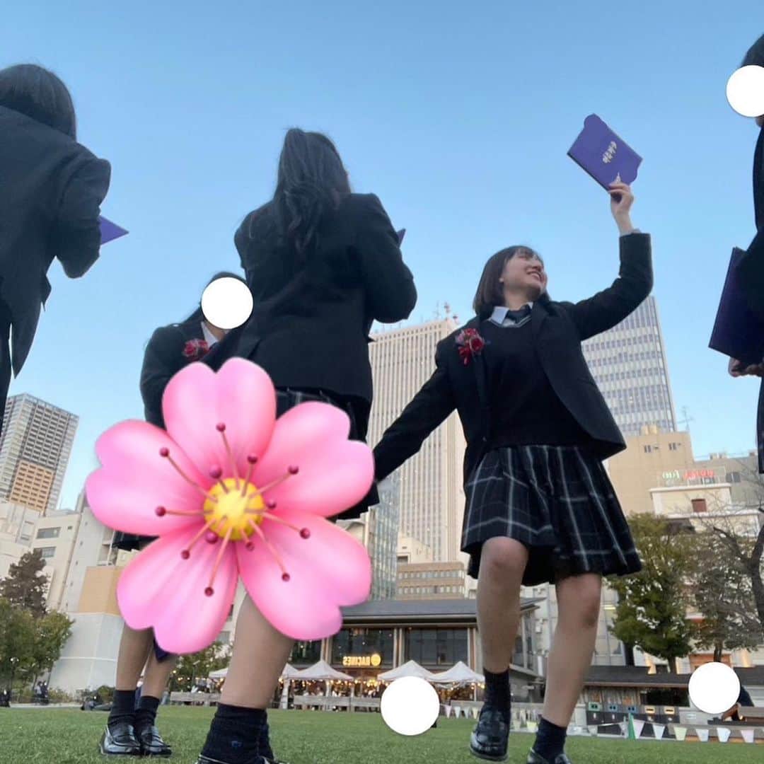 谷花音のインスタグラム：「・ 高校を卒業しました🌸 辛い時も楽しい時も沢山の友達に支えられ、充実した高校生活を送ることが出来ました！ みんな本当にありがとう😭😭😭  #JK終了」