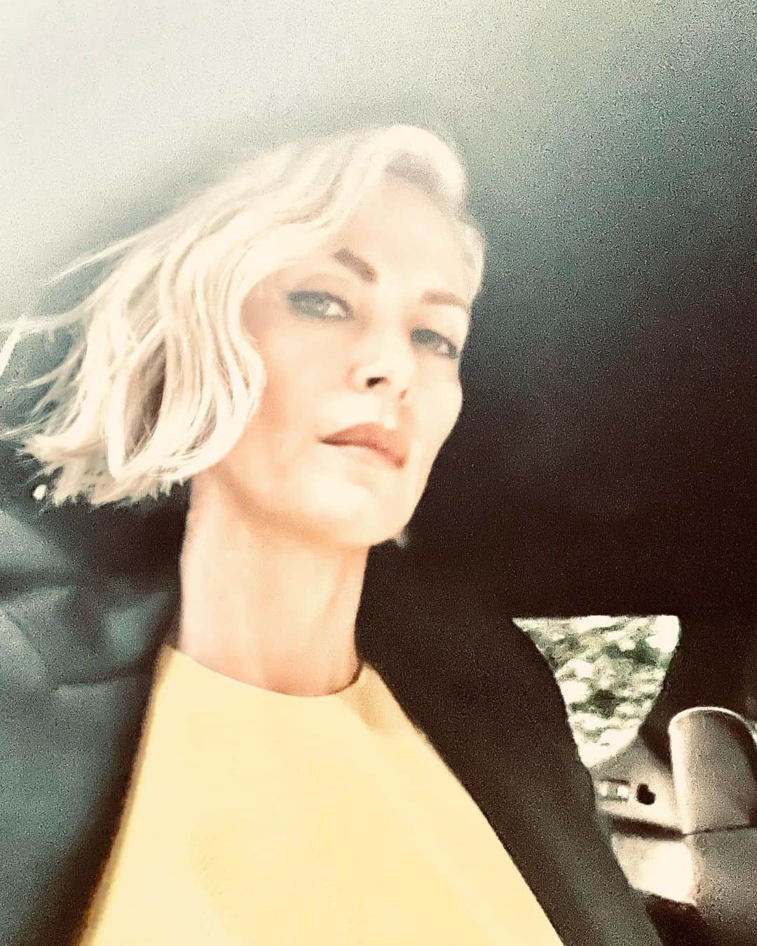 シャーリーズ・セロンのインスタグラム：「💛🖤」