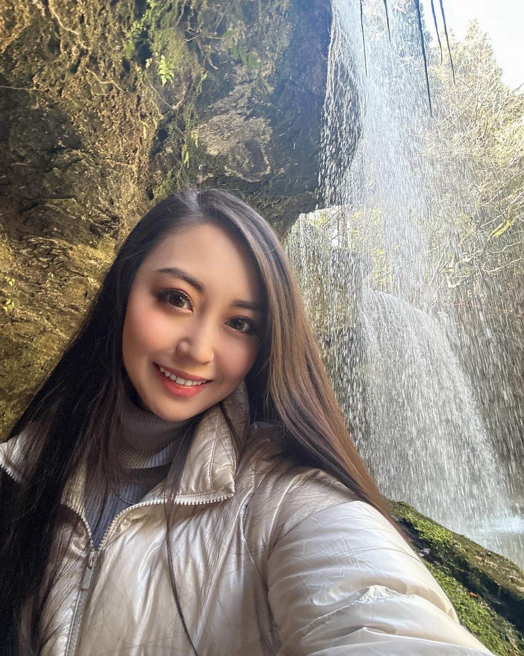 岩上愛美のインスタグラム：「熊本/鍋ヶ滝 滝に打たれて来ました😹  自然に癒されました🫶❤️  #kumamoto #nabegataki #waterfall」