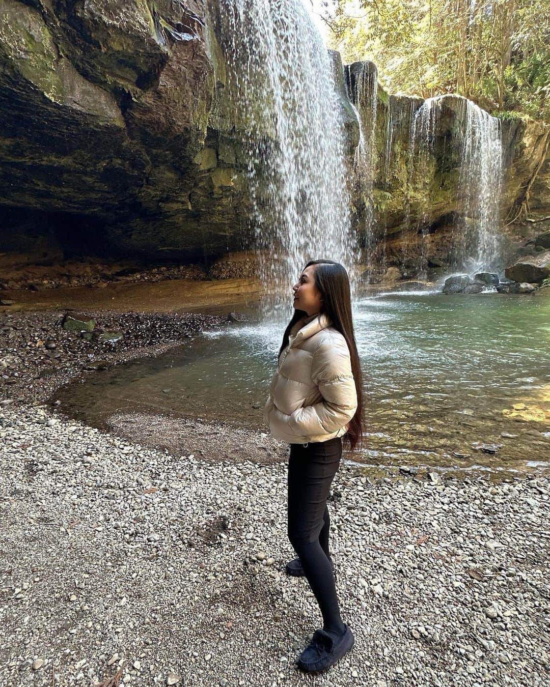 岩上愛美さんのインスタグラム写真 - (岩上愛美Instagram)「熊本/鍋ヶ滝 滝に打たれて来ました😹  自然に癒されました🫶❤️  #kumamoto #nabegataki #waterfall」3月8日 8時13分 - amiiwakami