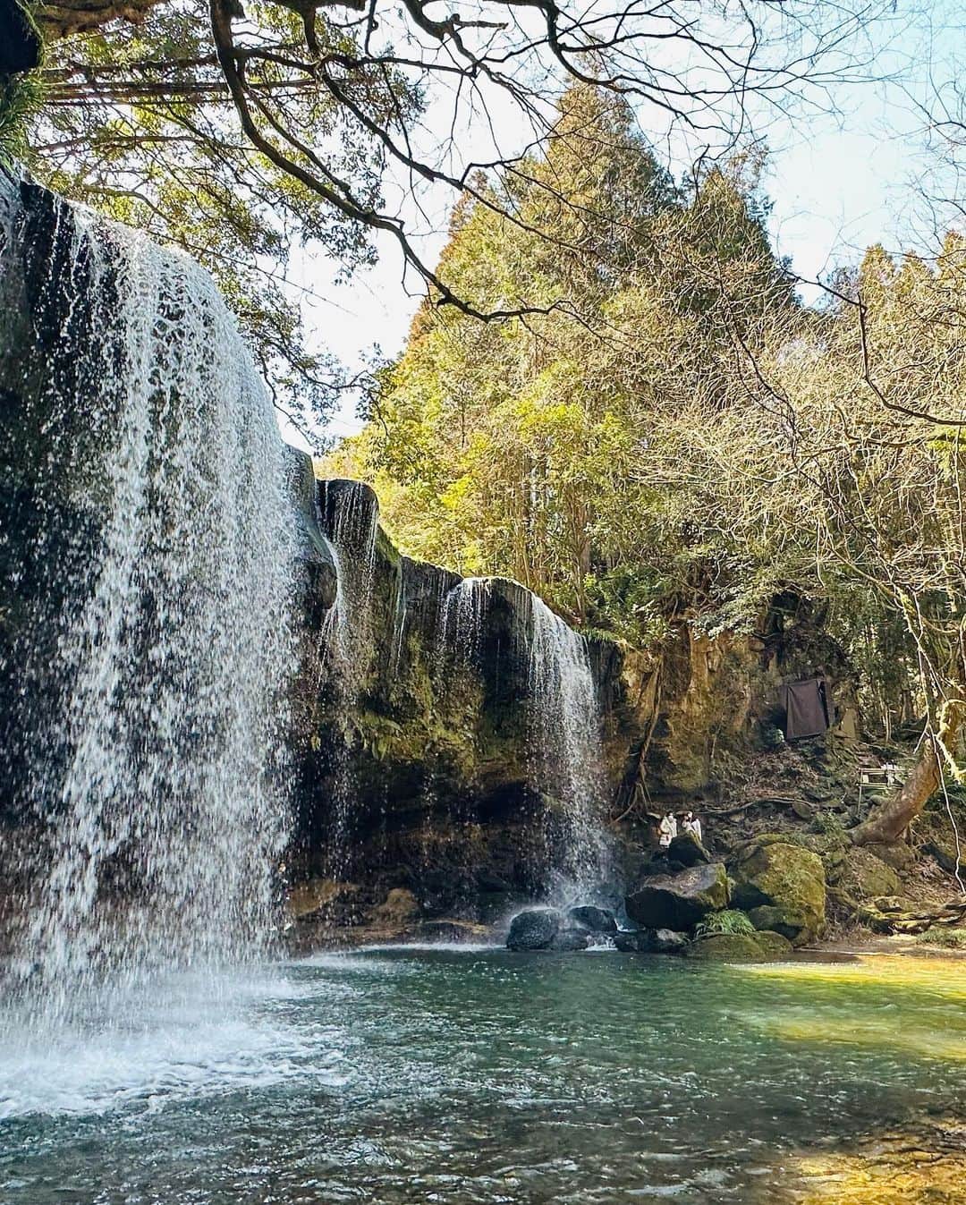 岩上愛美さんのインスタグラム写真 - (岩上愛美Instagram)「熊本/鍋ヶ滝 滝に打たれて来ました😹  自然に癒されました🫶❤️  #kumamoto #nabegataki #waterfall」3月8日 8時13分 - amiiwakami