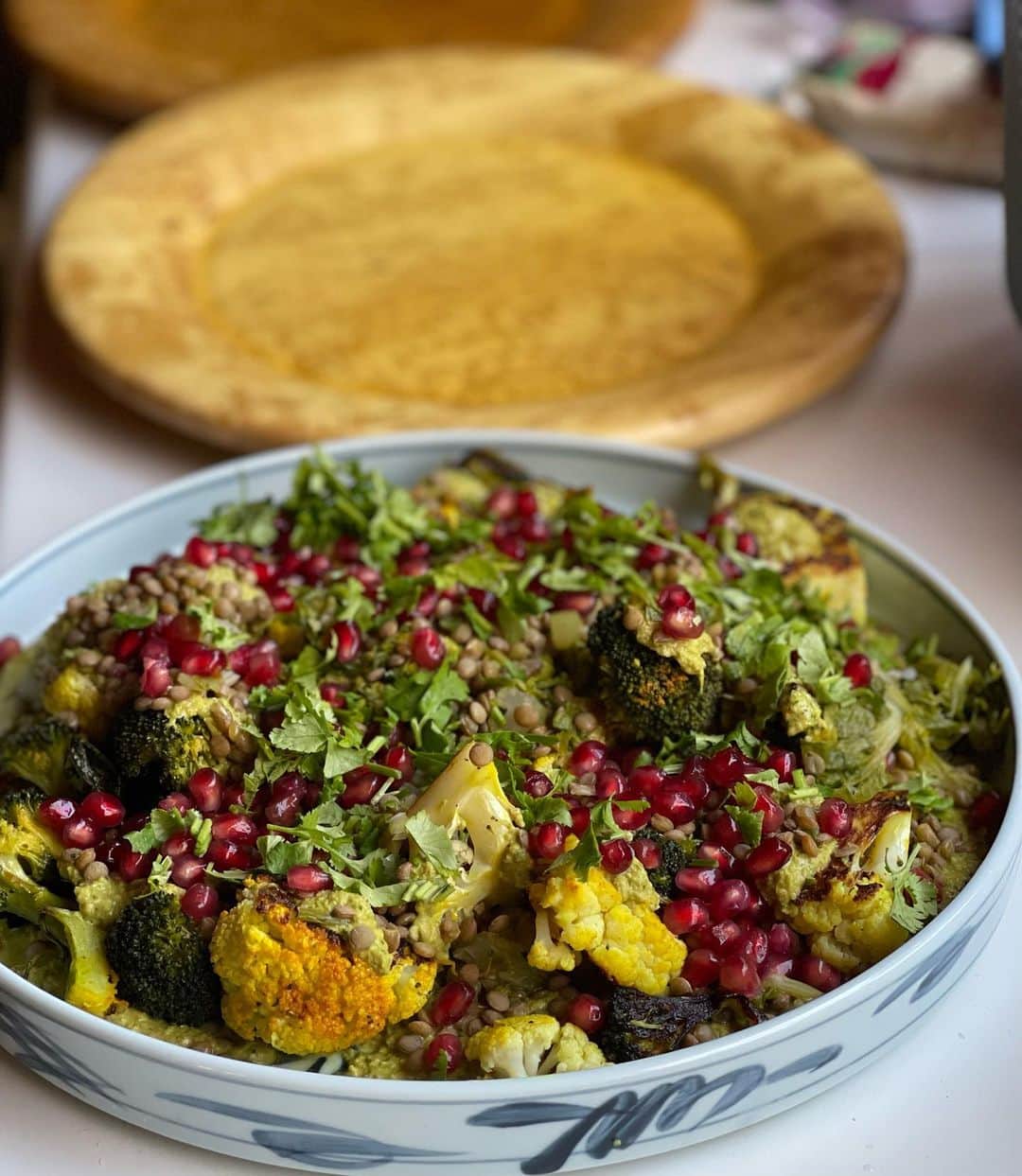 のインスタグラム：「🥦居る間の食事は🥬近くの農家さん🍅の野菜🌶️で作ります🍎ザクロは東京から持ってきました😅カレーはカボチャ+ヒヨコ🐤豆のココナッツカレー🥕野菜スティックのペーストはヒヨコ豆のフムス🫘 Cooking with local produce🍠🥕🧅🧄🌶️🍆except the pomegranate which I brought with me from Tokyo😅  #山の家 #mountainhouse #別荘ライフ」