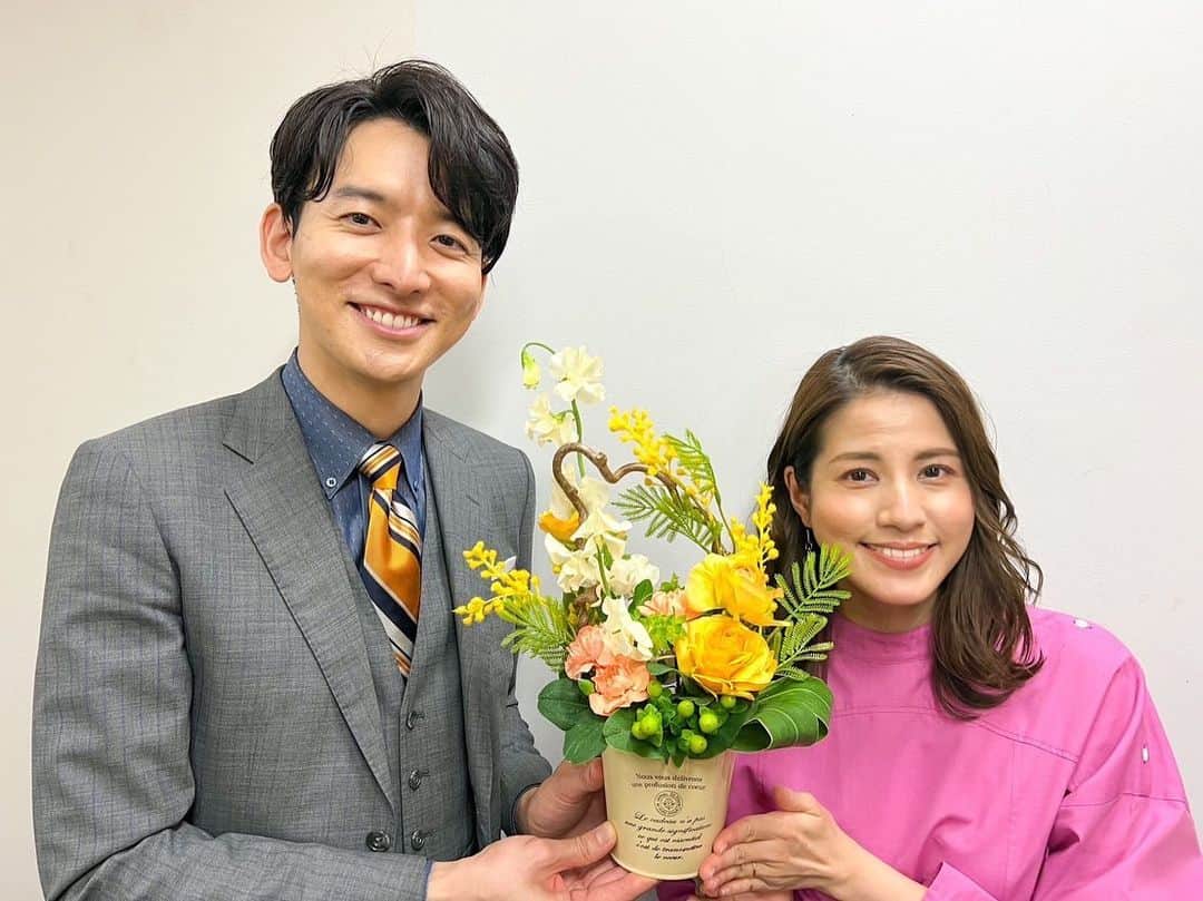 フジテレビアナウンサーのインスタグラム：「生田です！  国際女性デーに向けて、 全ての人へエールを送る フラワーアレンジメントを 制作しました！  フラワーデザイナー・中村有孝さんに教わりながら、 永島さんと2人でアレンジメントのデザインをしました！  このお花で、 少しでも元気をお届けできたら 嬉しいです！  それにしても、 お花の世界は奥が深い。。 悩み抜きながら生み出しました！  自信作です！  #国際女性デー #フジテレビアナウンサー #永島優美 #生田竜聖 #フラワーアレンジメント #めざましテレビ #めざまし8 #フジテレビフラワーネット」