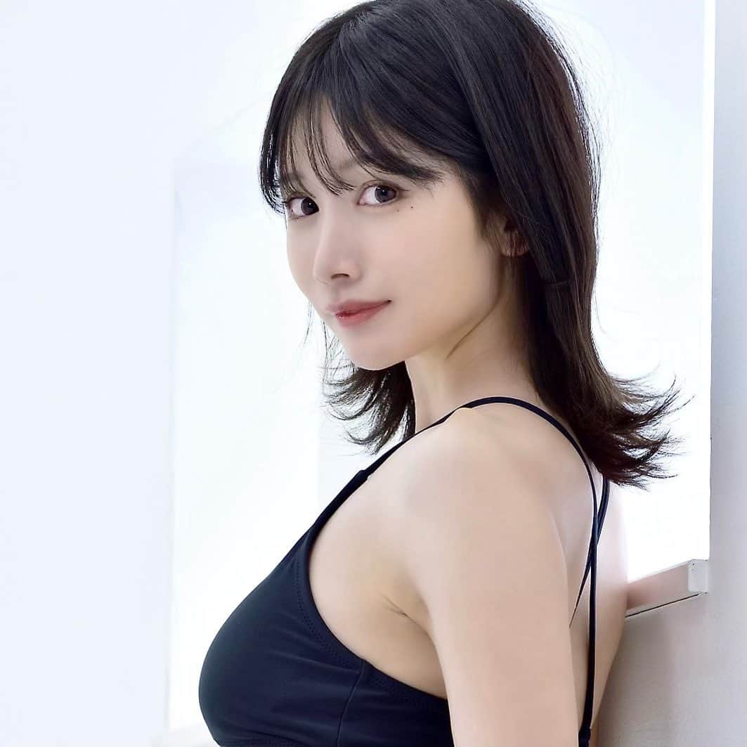 のインスタグラム：「今月は7年ぶりに舞台に出ます( ¨̮ )！ 初めての先生役！吉田先生です🫡 台本読めば読むほど生徒たちが子どものように思えてくる。 お母さ…ｺﾞﾎﾝ先生がんばる(ง •̀_•́)ง もう席残りわずかな日もあるのでチケット購入はお早めに🙇‍♀️ 詳しくはTwitterで( ¨̮ )  3/30-4/2 ＠築地本願寺ブディストホール RAVE☆塾 「かえってきたWteen」  #為近あんな#舞台#かえダブ#rave塾#gravureidol#actress#actor#japanesegirl#instagood」