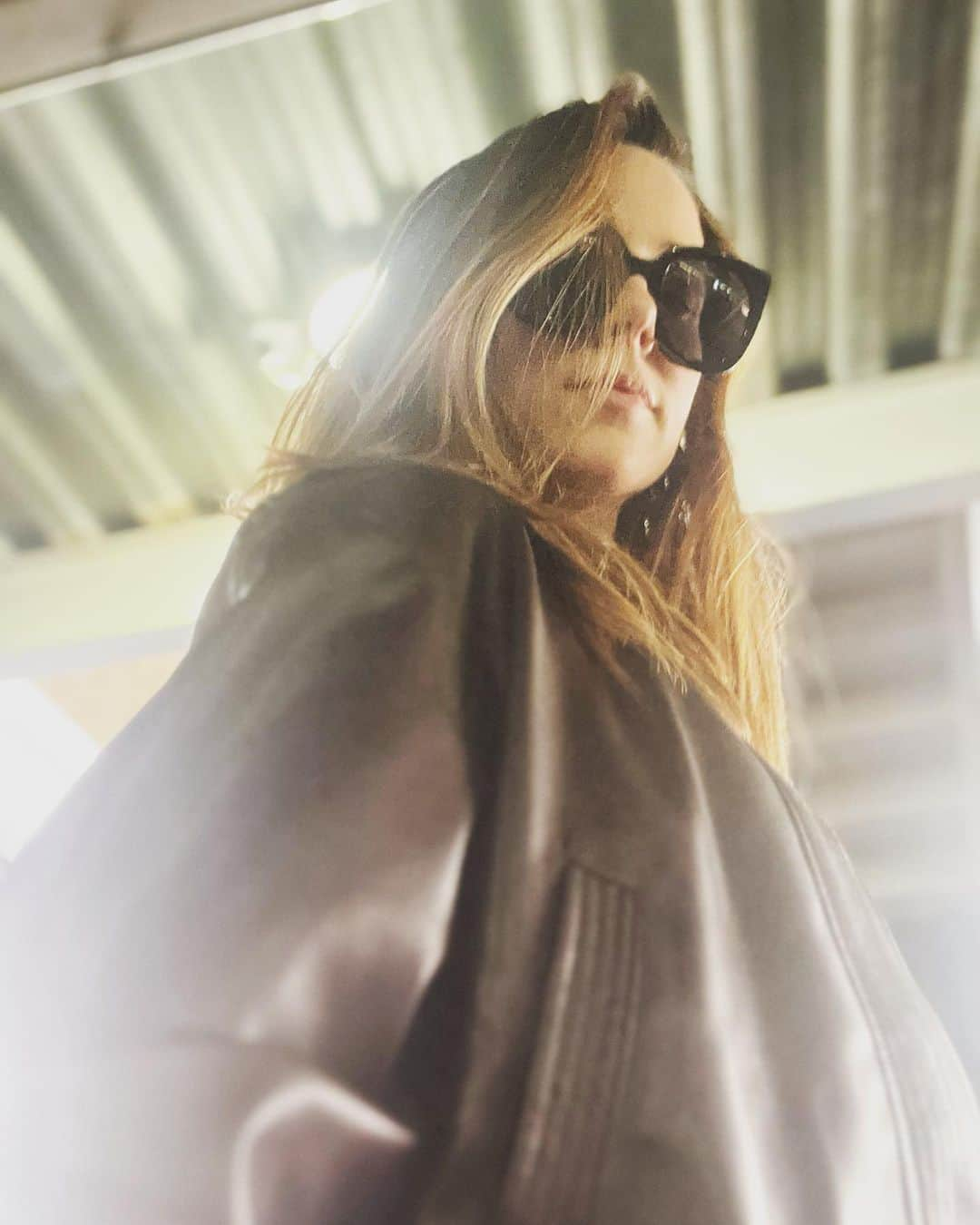 アロナ・タルさんのインスタグラム写真 - (アロナ・タルInstagram)「Rocking my @osis.studio jacket. #newobsession #notanad」3月8日 14時00分 - alonatal