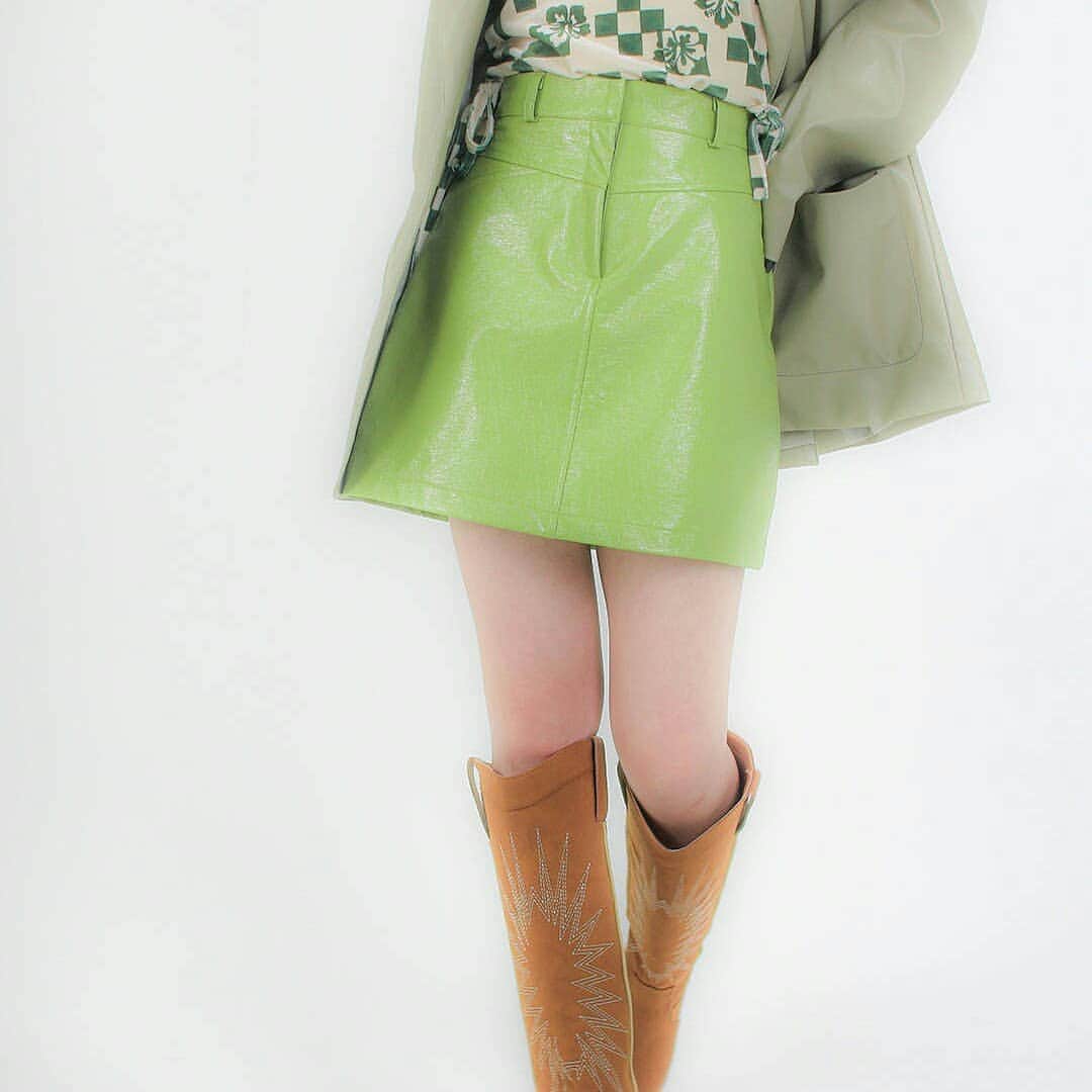 mixxmix日本公式instagramのインスタグラム：「ラブリーな雰囲気のAラインスカートです。 • 穿き心地のいいバックゴム仕様 • Aラインに広がるシルエット • ミニ丈 • レザー調素材 💗 . #mixxmix #kpop #ootd #outfit #streetfashion #ユニーク #ミクス #韓国ファッション」