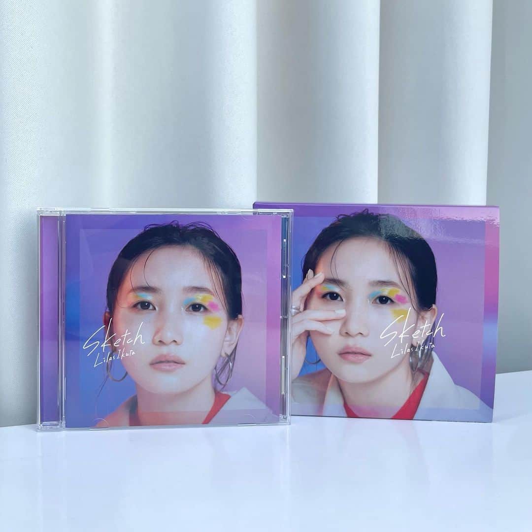 幾田りらのインスタグラム：「本日発売！1st ALBUM『Sketch』🎨 [全曲 作詞作曲 ]  15歳から活動を始めて7年、 本日1st ALBUMのリリースを迎えました。  お年玉を握りしめてCDショップに買いに行って、大好きなミュージシャンの作品を家で手に取りながら聴いたあの日。  リリースする側になって改めて感じる尊さ  携わってくださった沢山の方と 丹精を込めて作ったアルバムを 是非手に触れて楽しんでもらえたら嬉しいです💿  皆さんの日常に寄り添い、そばに置いておきたい音楽になれますように。 さぁ羽ばたいてゆけ〜Sketch！🕊」