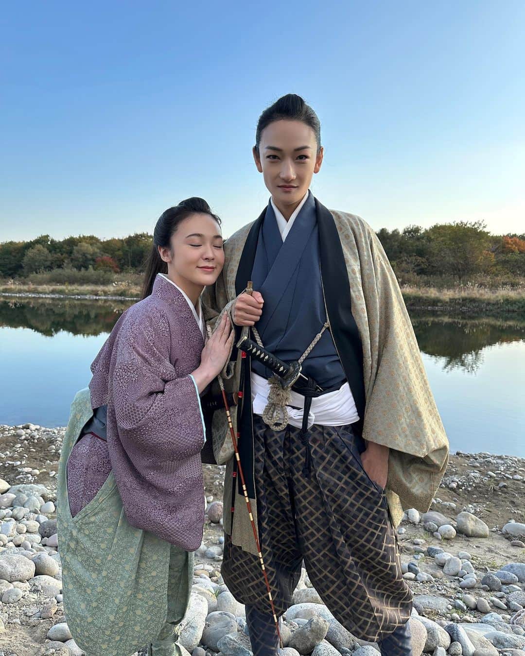 貫地谷しほりのインスタグラム：「カッコ良すぎて殿にピトリ。 来週は最終回かぁ。 早いもんだ。 #nhk #ドラマ10大奥  #大奥 #徳川吉宗 #加納久通」