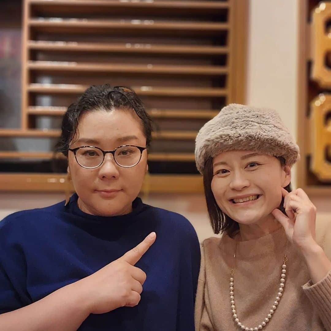 のインスタグラム：「2月から新しくPodcastを始めました。雑談の人、桜林直子さんと #となりの雑談 というタイトルで毎週火曜夜8時に配信です。ストーリーズではお知らせしていたけれど、改めてこちらでも。  サクちゃんと私はまるで違うんだけれども、なぜか話が弾みます。あまりにも違うので、お互いの話を「なるほどねえ～」と頷きながら聞ける。  私みたいにエネルギー過多な人の声はよくも悪くも届きやすいものの、いまはそうではない人の声が必要な時代だと思うんですよ。だからこのタイミングで始められてとても嬉しい。  ジェーン・スーの言うこともわからんでもないが、採り入れるのはムリ～みたいな人、周囲にどうしてもうまく意志疎通ができない人がいる人にこそ聴いてもらえると嬉しい雑談です。20分くらいなので隙間の時間に🕰️　  サクちゃんがどんな人かは、ぜひ聴いて知ってくださいませ。 #雑談 #桜林直子」